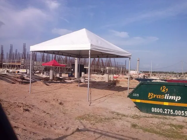 Tenda montada em ambiente comercial