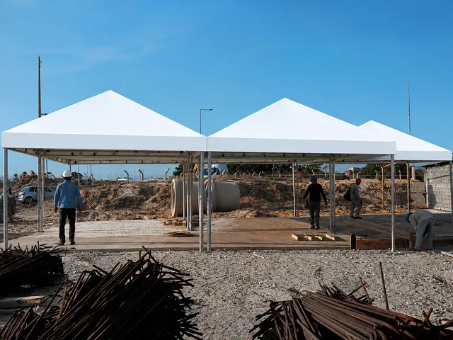 Tenda para obra montada em canteiro de construção