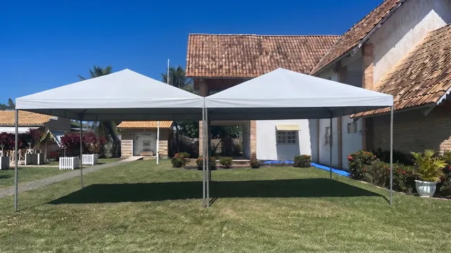 Tenda azul montada em pátio de pedra