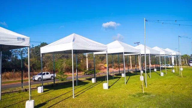 Duas tendas piramidais montadas em gramado